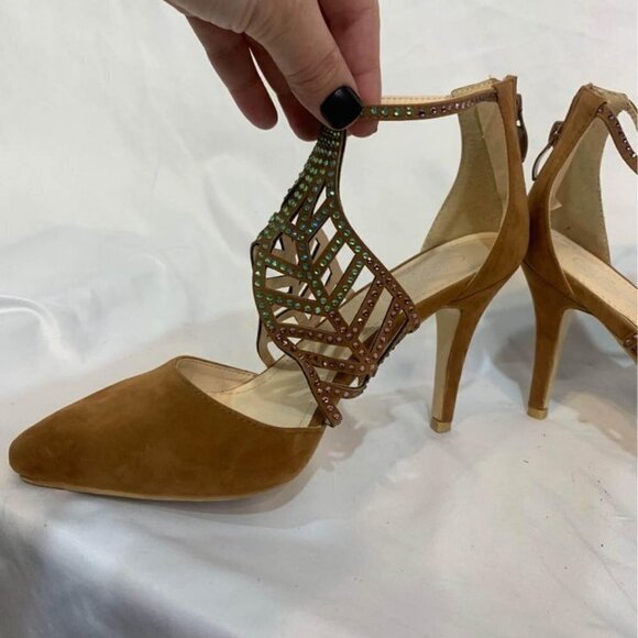 WOMAN’S formal pumps. Carmel faux suede. Rhinestone embellishments. Unique. - Picture 3 of 9